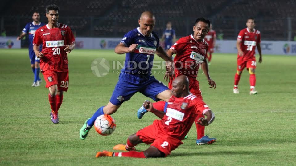 Pemain Calcio Legend, Angelo Dilivio (tengah) mendapat tekel keras dari pemain Primavera Baretti, Alex Pulalo (bawah).